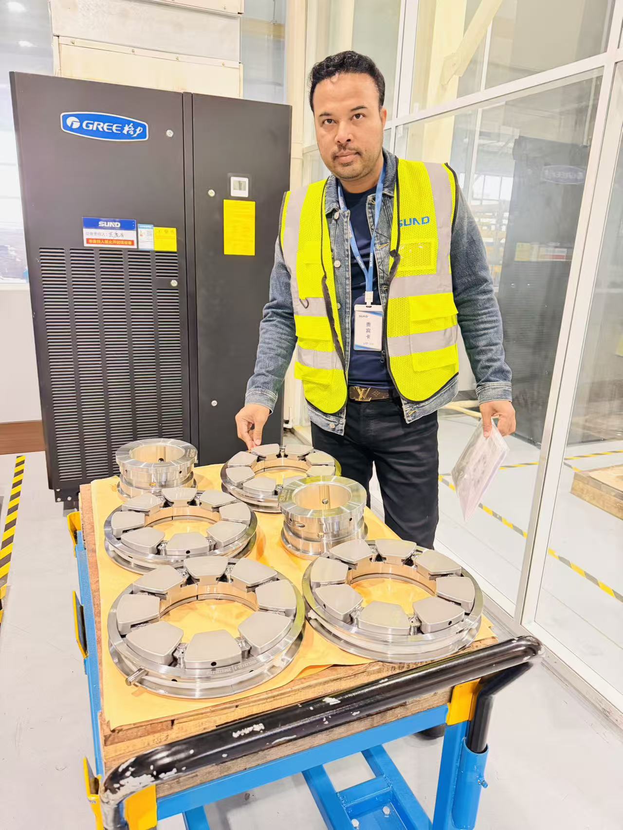Direct manufacturer meeting and industrial bearing component quality review at SUND factory